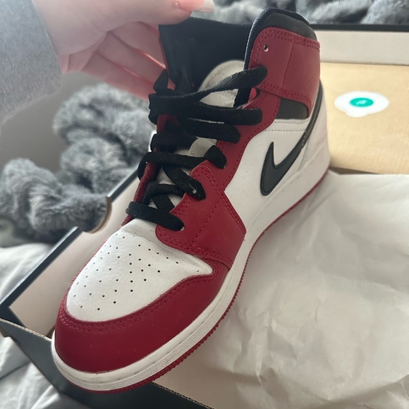 Air Jordan 1 Mid GS ‘Chicago’ - Picture 2 of 5